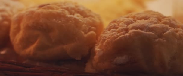 Broodjes Bladerdeeg Een Bakkerij Langzame Beweging Sluiten — Stockvideo