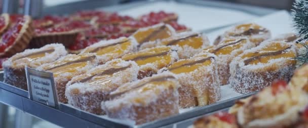 Kafe Vitrininde Geleneksel Portekiz Pastası Ruloları Ağır Çekim Yakın Çekim — Stok video