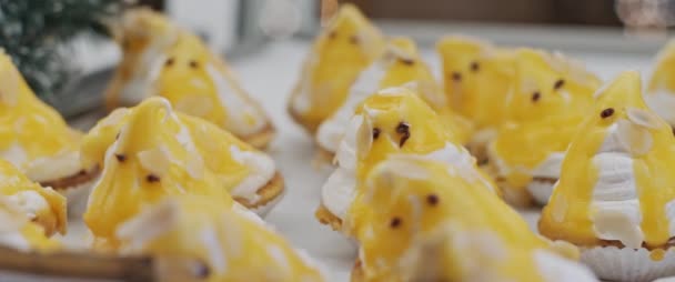 Deliciosos Postres Limón Escaparate Cafetería Cámara Lenta Cerca — Vídeo de stock