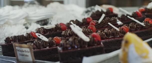 Deliciosas Sobremesas Doces Numa Vitrine Café Lisboa Portugal Movimento Lento — Vídeo de Stock