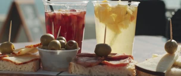 Uppfriskande Cocktails Och Aptitretare Snacks Ett Uteservering Solig Dag Närbild — Stockvideo