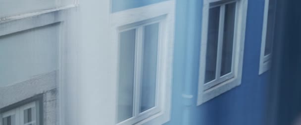 Fassade Eines Wohnhauses Europa Mit Blauer Farbe Gestrichen Blick Aus — Stockvideo