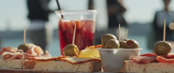 Glas Cocktail Snacks Midten Den Solrige Dag Tæt Slowmotion – Stock-video
