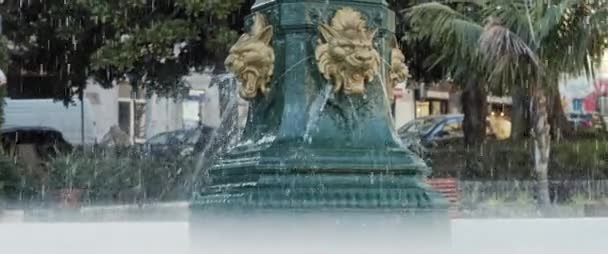 Jatos Água Uma Antiga Fonte Decorativa Num Parque Cidade Lisboa — Vídeo de Stock