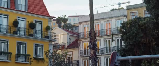 葡萄牙里斯本传统五彩斑斓的公寓楼外立面 传统建筑 慢动作 — 图库视频影像