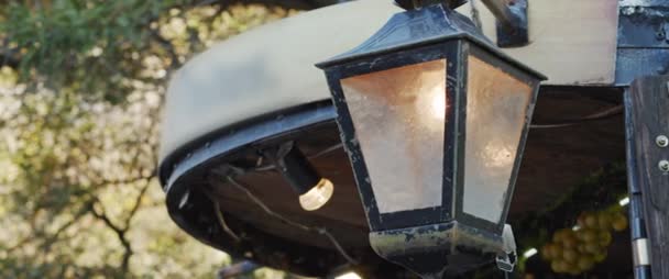 Rusty Oude Straat Metalen Lamp Naast Een Kleine Boutique City — Stockvideo