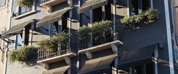 Beautiful Facade Residential Building Lisbon Plants Balconies Awnings Slow Motion — Stock Video