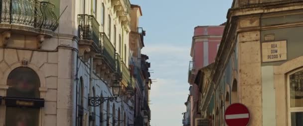 Rue Européenne Typique Avec Vieilles Façades Extérieures Immeubles Appartements Coucher — Video