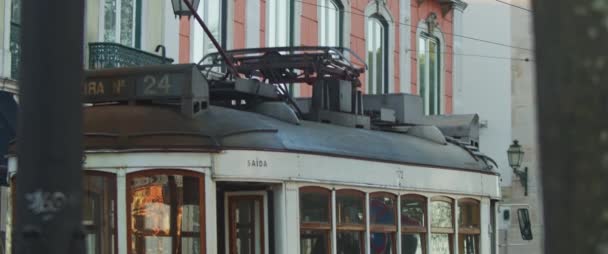 Старый Старинный Трамвай Закрывает Свои Двери Лиссабоне Португалия Медленное Движение — стоковое видео
