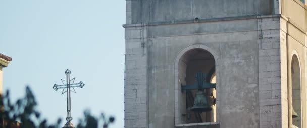 葡萄牙里斯本一座古老的钟楼 钟和附近教堂的交叉 慢动作 — 图库视频影像