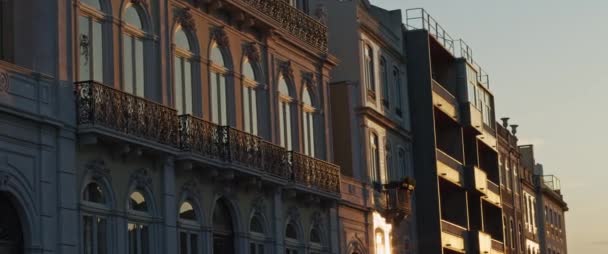 Фасади Класичних Старих Багатоквартирних Будинків Місті Лісабон Заході Сонця Повільний — стокове відео