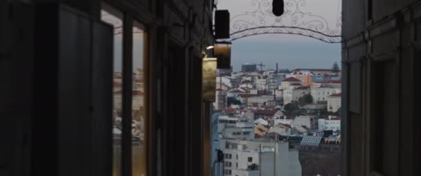 晚上从葡萄牙里斯本一条狭窄的老街上可以看到住宅公寓楼 慢动作 — 图库视频影像