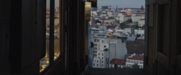 Bostadslägenhet Byggnader Kvällen Utsikt Från Smal Mörk Gammal Gata Lissabon — Stockvideo