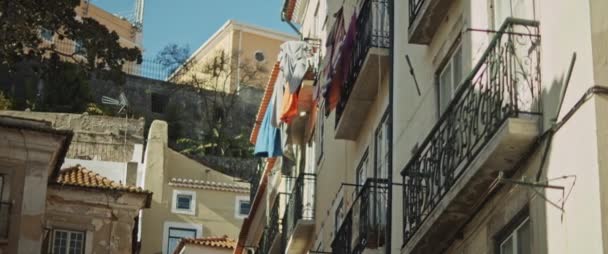 Immeubles Appartements Lisbonne Avec Blanchisserie Linge Lavé Traînant Pour Sécher — Video