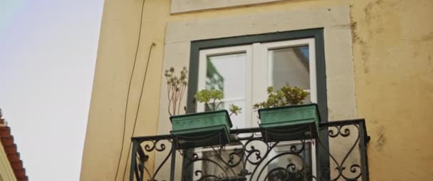 Fachada Exterior Edificio Residencial Lisboa Con Plantas Balcón Ventana Movimiento — Vídeo de stock