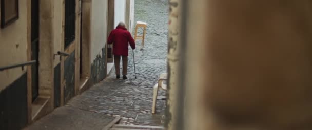 Oudere Vrouw Loopt Met Een Wandelstok Alleen Door Een Oude — Stockvideo