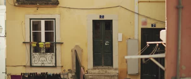 Puerta Entrada Antiguo Edificio Pintado Con Yeso Amarillo Lisboa Portugal — Vídeos de Stock