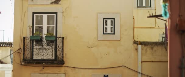 Зовнішній Фасад Старої Будівлі Пофарбований Жовтою Штукатуркою Лісабоні Португалія Повільний — стокове відео