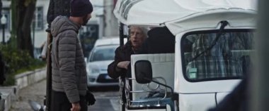 Lizbon, Portekiz - 07 Aralık 2019: Toplu taşımacılık turistik vagonuna giren insanlar.