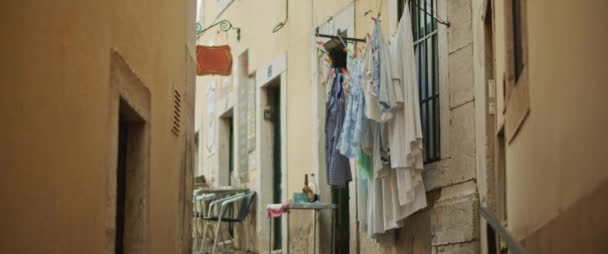 Lisbonne Quartier Avec Blanchisserie Vêtements Lavés Traîner Pour Sécher Sur — Video