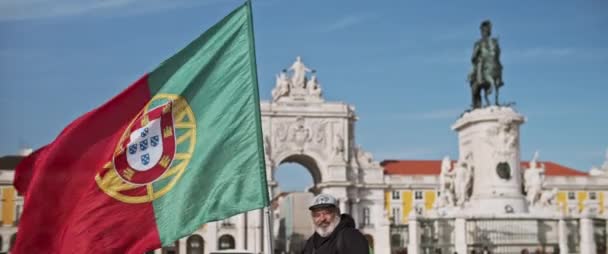 Lisboa Portugal Dezembro 2019 Turista Barbudo Segurando Uma Bandeira Portugal — Vídeo de Stock