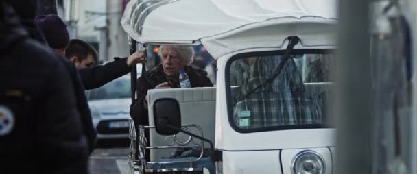 Lisbonne Portugal Déc 2019 Personnes Entrant Dans Transport Public Voiture Séquence Vidéo