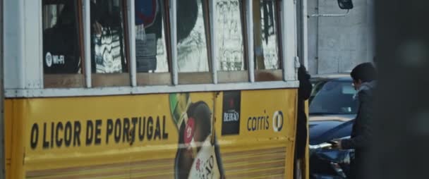 Lisbonne Portugal Déc 2019 Personnes Entrant Dans Tramway Jaune Public — Video