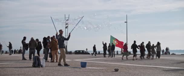 Lisboa Portugal Dezembro 2019 Artista Rua Faz Grandes Bolhas Sabão — Vídeo de Stock