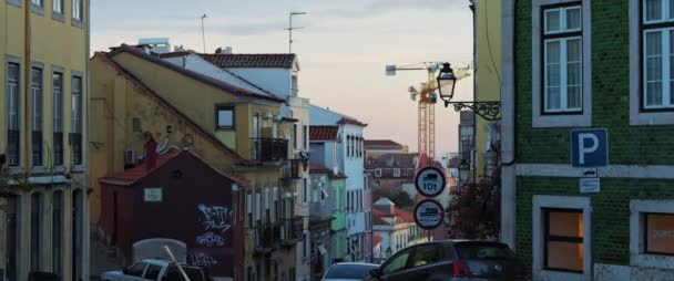 Lisboa Portugal Dezembro 2019 Vista Panorâmica Uma Típica Rua Estreita — Vídeo de Stock