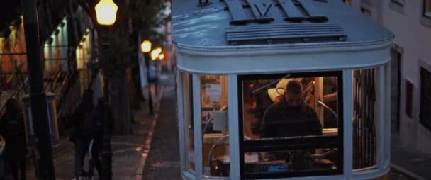Lissabon Portugal Dec 2019 Lokal Spårvagn Med Chaufför Natten Royaltyfri Stockfilm