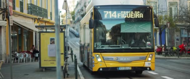 Лиссабон Португалия Дек 2019 Общественный Желтый Автобус Покидает Станцию — стоковое видео