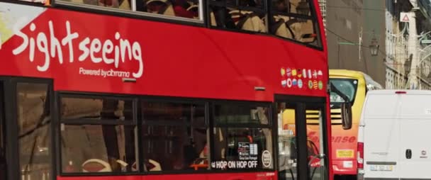 Лиссабон Португалия Дек 2019 Осмотр Достопримечательностей Двухэтажного Автобуса Проходящего Мимо — стоковое видео