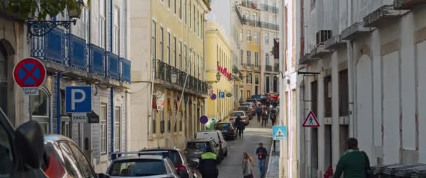 Lisbon Portugal Dec 2019 People Walking Narrow Street Lots Cars — Video