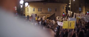 Kudüs, İsrail - 29 Ağustos 2020: Kudüs 'teki mevcut hükümeti protesto eden insanlar.