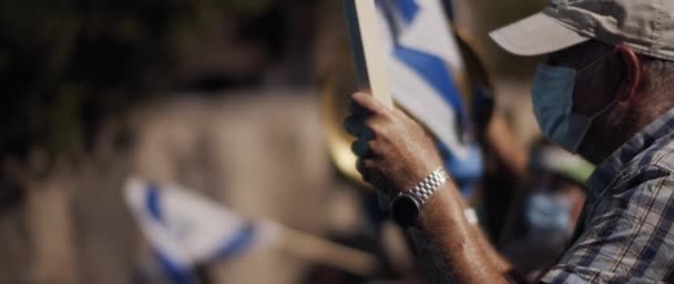 Jerusalem Israel August 2020 Senior Man Face Mask Holding Flag — ストック動画