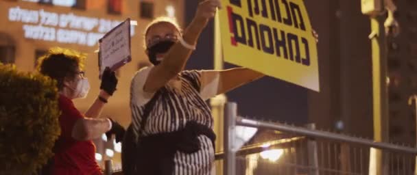 Jerusalem Israel August 2020 Woman Face Mask Holding Hebrew Poster — 图库视频影像