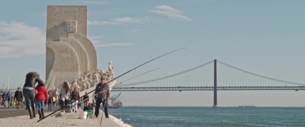 Lisbon Portugal December 2019 People Walking Promenade City Port Suspension — Vídeo de stock