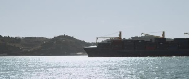 Lissabon Portugal Dezember 2019 Ein Frachtschiff Mit Containern Nähert Sich — Stockvideo