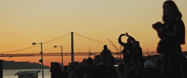 Lisbon Portugal December 2019 Silhouette People Standing City Harbor Bridge — Vídeos de Stock