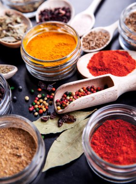 Özel kavanoz siyah arka plan üzerine baharat. Gıda