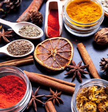 siyah arka plan üzerine baharat ile tahta kaşıklar