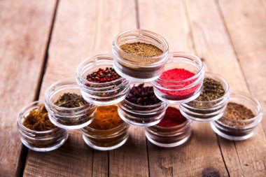 Ahşap zemin üzerine kavanoz içinde baharatlar. Gıda