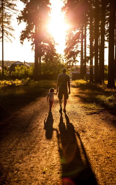 Père et fille au coucher du soleil . — Photo