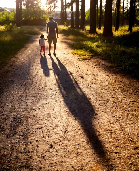 Pai e filha ao pôr-do-sol . — Fotografia de Stock