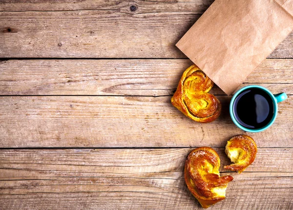 Pasteles caseros. corazón de moño en una bolsa de papel. para el desayuno con —  Fotos de Stock