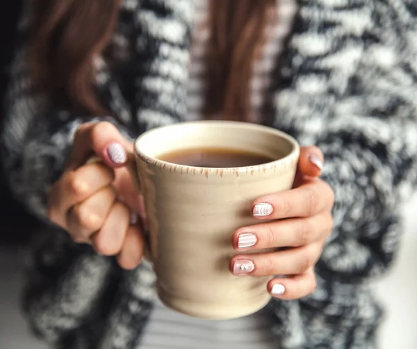 Mädchenhände mit einer Tasse Kaffee — Stockfoto