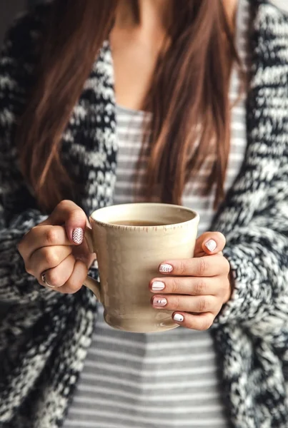 Mädchenhände mit einer Tasse Kaffee — Stockfoto