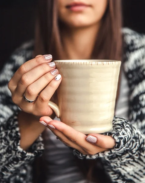 Šálek kávy v krásné ženské ruce a krásné rty — Stock fotografie