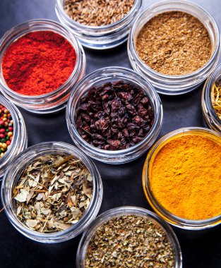 Özel kavanoz siyah arka plan üzerine baharat. Gıda