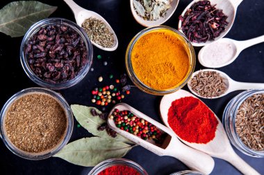 Özel kavanoz siyah arka plan üzerine baharat. Gıda